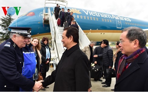 Prime Minister meets overseas Vietnamese in France - ảnh 1